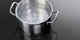 Posuda s vodom koja vrije na AEG indukcijskoj ploči za kuhanje