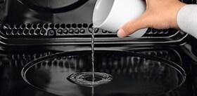 Ulijevanje vode u višenamjensku parnu pećnicu PlusSteam