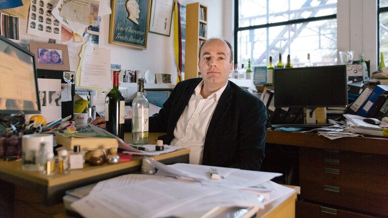 Charles Spence u svojoj prostoriji na sveučilištu