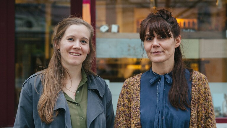 Žene Kuhinjski nespretnjakovići stoje jedna do druge