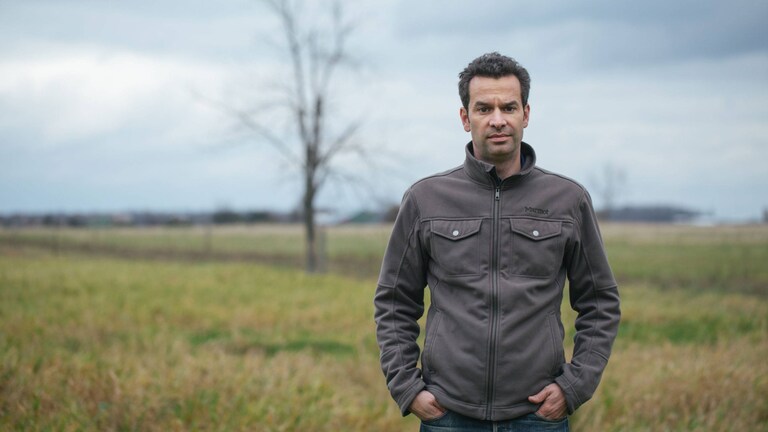 Mark Schatzker na travnatom polju