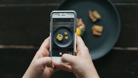 Kuhar fotografira savršeno predstavljenu hranu