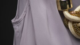 Svilena bluza sa zlatnom ogrlicom