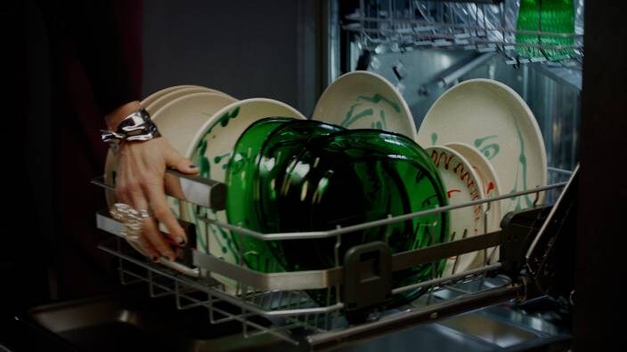 Košara puna tanjura koje je potrebno oprati